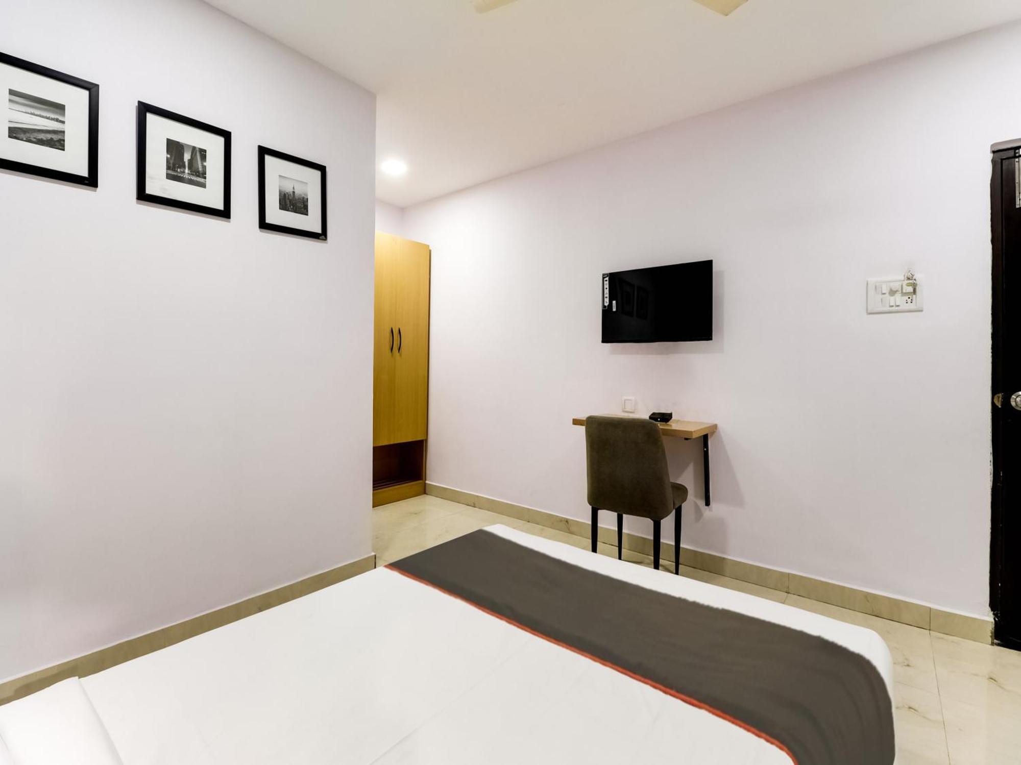 Collection O Golden Gate Hotel Hyderabad Exterior photo