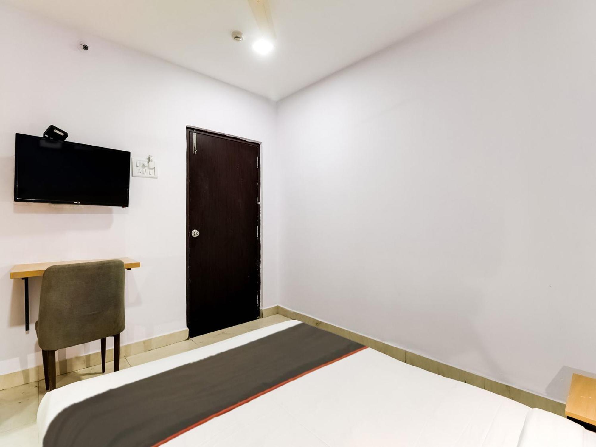 Collection O Golden Gate Hotel Hyderabad Exterior photo
